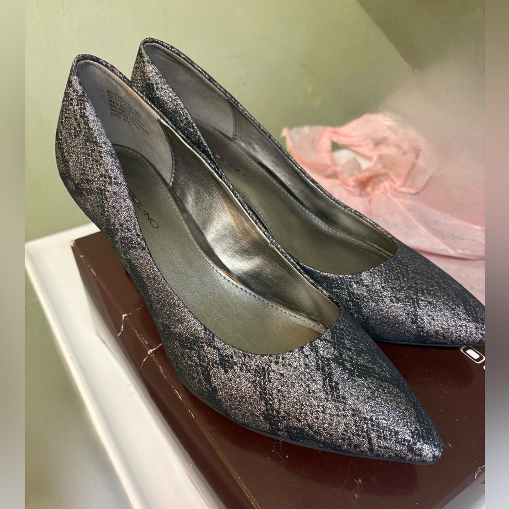 Chic Women's Gray Pumps